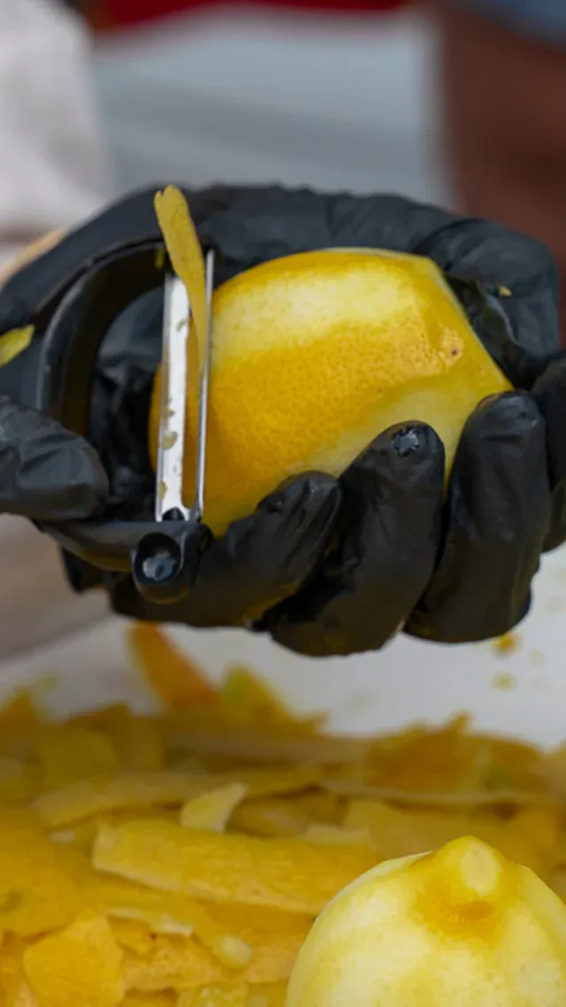 Een citroen wordt met de hand geschild