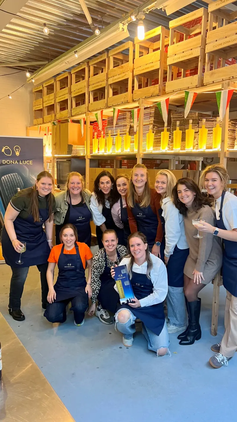 Een groep in schorten na een workshop bij Che Dona Luce
