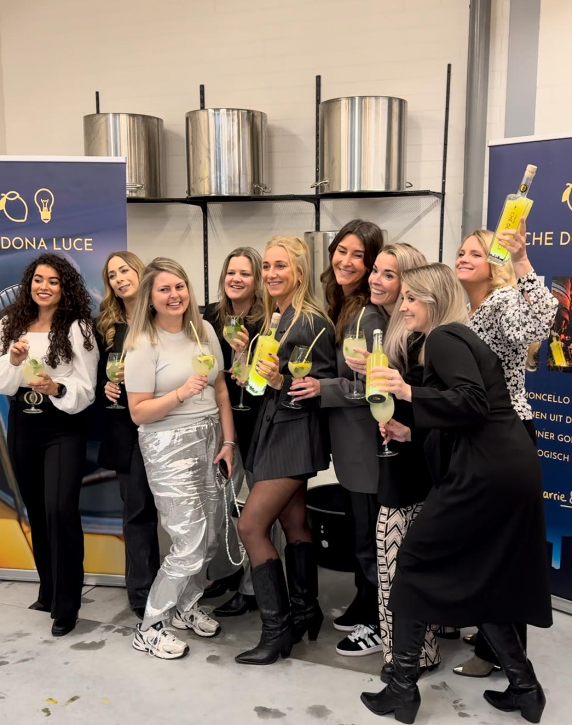 Vrienden met zelfgemaakte limoncello tijdens de workshop