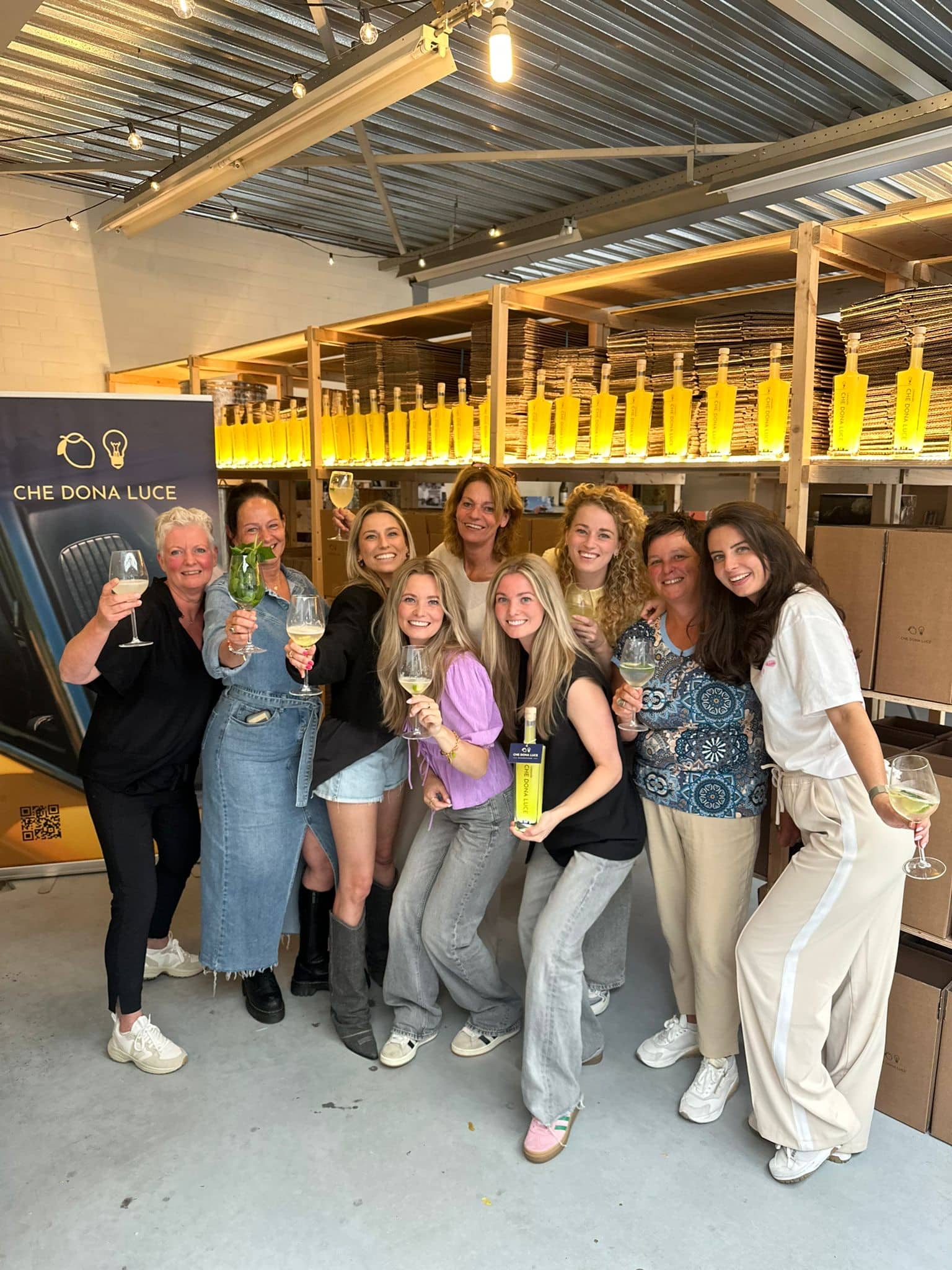 Groep proost met limoncello tijdens een workshop bij Che Dona Luce